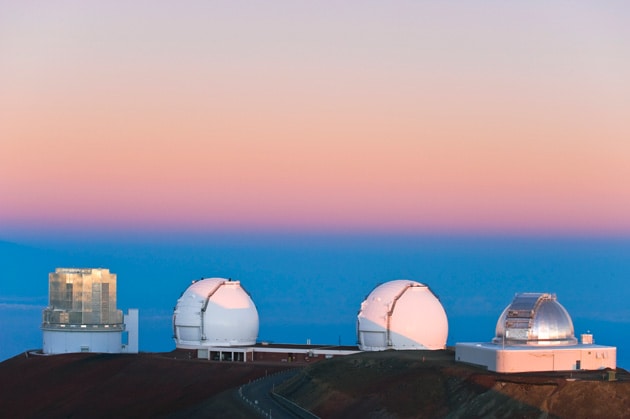 標高 4,200 メートルのハワイ島マウナケア山頂にある大型光学赤外線望遠鏡、左から国立天文台ハワイ観測所（愛称すばる望遠鏡）、アメリカの２台のケック望遠鏡、IRTF望遠鏡。