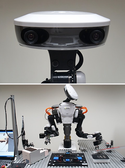 川田工業が販売している次世代産業用ロボット「NEXTAGE」。頭部にステレオカメラを搭載し、周囲との相対位置を認識する。（上）組立部品の位置、向き、裏表を頭部とハンドのカメラで見て認識し、ハンドでつかみ取る。（下）の写真