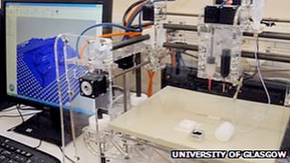 グラスゴー大学のLee Cronin博士らが開発中の、3Dプリンターを使った化学反応の連鎖による創薬の写真