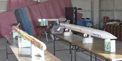 北海道で開発が進められているCAMUIロケット(右)とSNSロケット(左)の写真