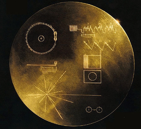 ボイジャーに搭載された黄金色のレコードの写真