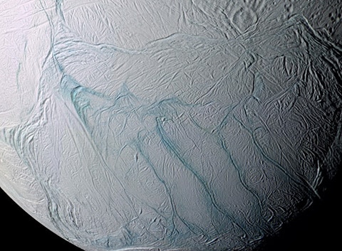 生命の存在が期待されている土星の衛星「エンケラドゥス」の写真