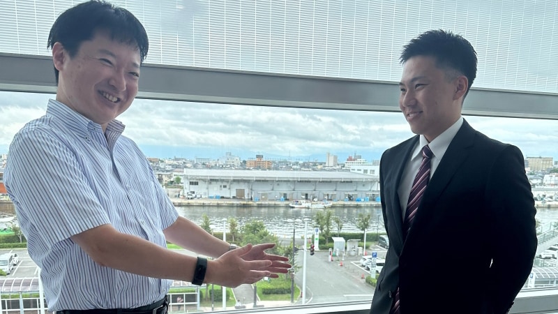 発表を終え、手ごたえを話す松本さん(左)と大石さん(右)