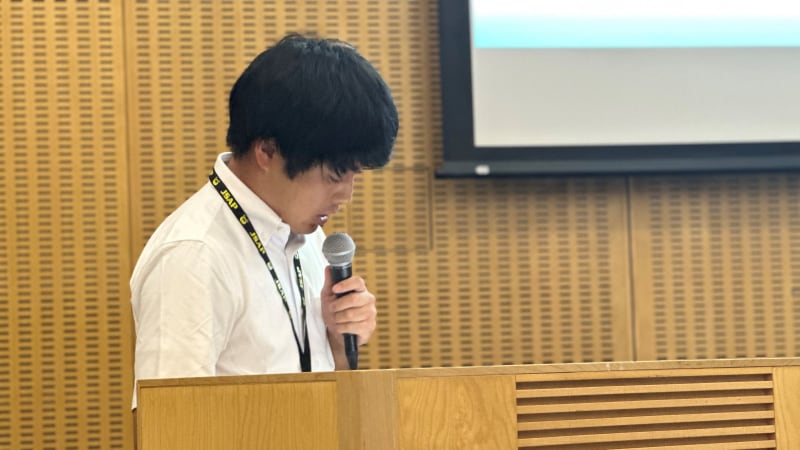 質疑応答に対応する様子