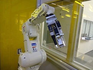 ロボットアームの先に取り付けたインクジェットプリンタでグラスの表面に回路パターンを印刷