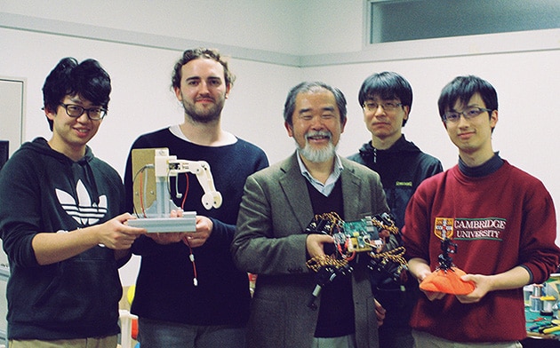 吉田研究室で宇宙ロボットの開発に関わる学生・教師たち