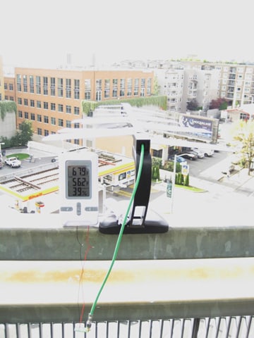 テレビ放送塔の電波から電力を取り出し、温湿度計を動かした