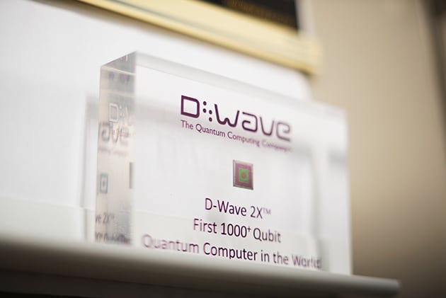 D-Wave社から贈られた量子チップのサンプル