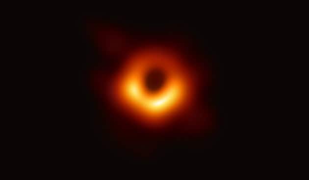 イベント・ホライズン・テレスコープで撮影された、銀河M87中心の巨大ブラックホール・シャドウ