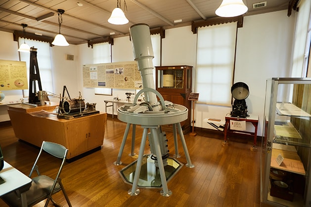 1939年から1987年まで天文緯度の観測に使われた浮遊天頂儀