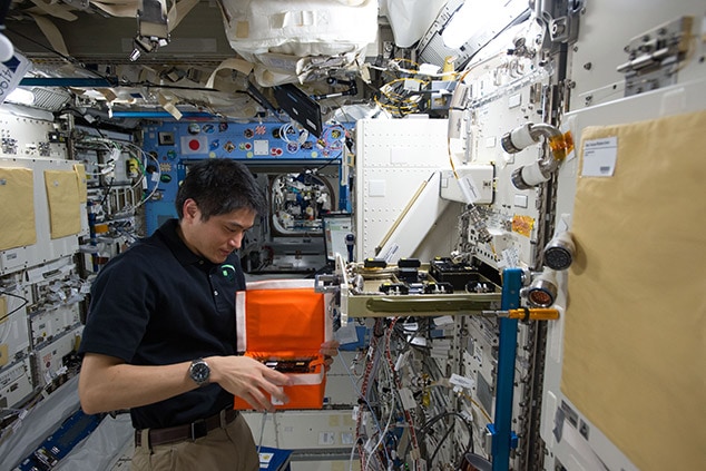 タンパク質結晶生成装置（PCRF）にタンパク質結晶生成実験サンプルを設置する大西卓哉宇宙飛行士