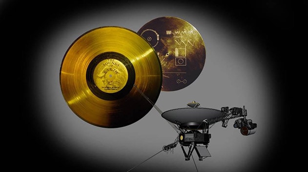 ボイジャーに搭載された金めっきが施されたレコードと金色のディスク