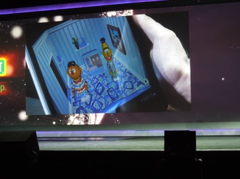 AR（拡張現実）では実際の写真(二人の人形)を撮り込みアプリと連動することでまるで一つの部屋にいるような状況を作り出すの図