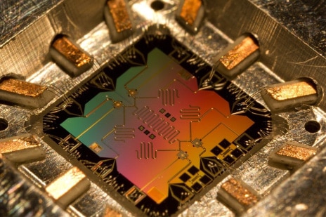 量子コンピュータ向けに開発された半導体チップの図