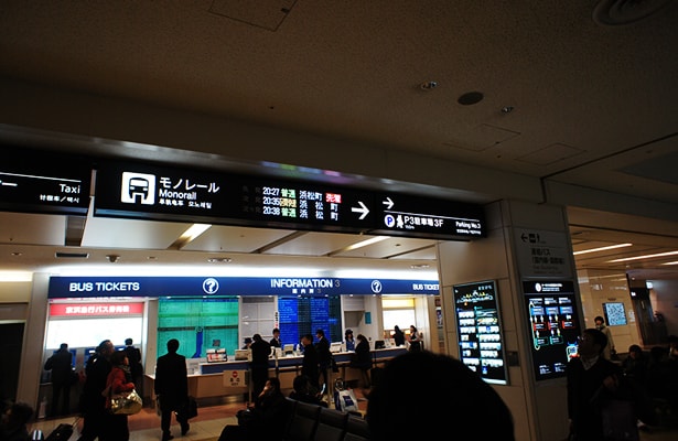 羽田空港手荷物受取を出た場所に設置された、モノレール出発時刻の表示機器