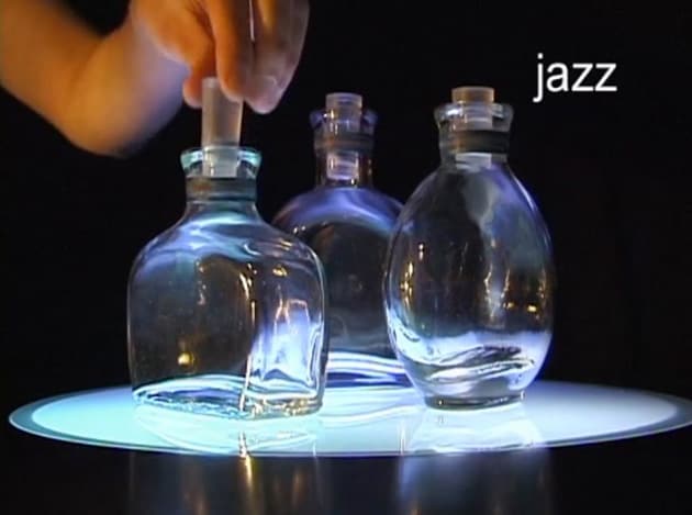 道具を扱う動きと電子システムの動きを境目なく連動させる「musicBottles」