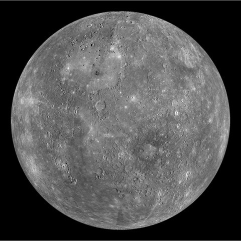 メッセンジャー探査機がとえらた水星の全体像の図