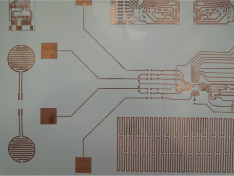 光沢紙の上に印刷で配線を形成の図