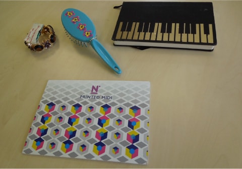 英Novalia社が製作した音の出るブラシやブレスレット、ブック型ピアノ、音源ポスターなど。タッチすると音が出るの図