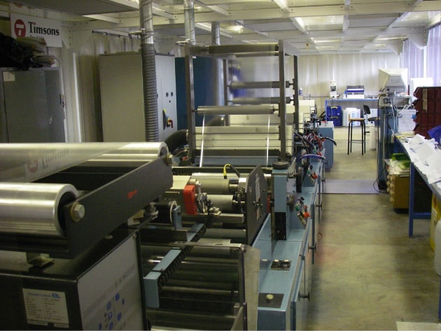 ロール・ツー・ロール法による量産機械を学内に設置、量産性を研究する英Swansea大学の図