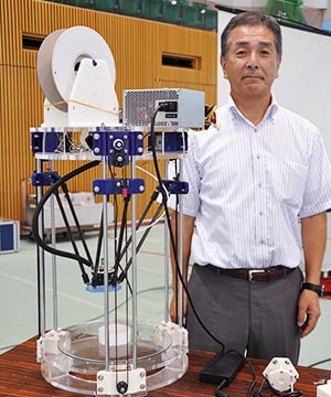 増田恒夫さんと自作3Dプリンターの写真