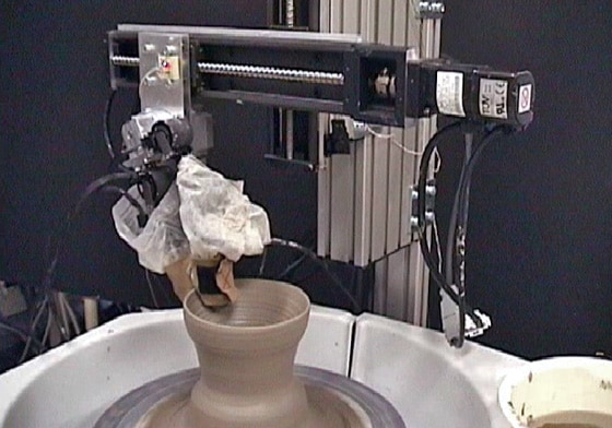 陶芸ロボットシステムの、スレーブロボットによる成形の様子の写真