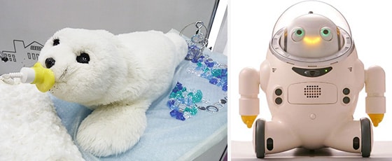 左：癒やし系ロボット「パロ」の写真 右：高齢者向けパートナーロボット「よりそいifbot」の写真