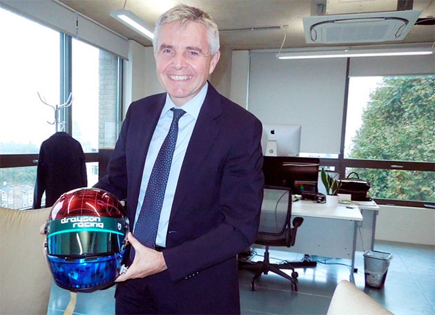 オフィスに飾っているヘルメットは、ポケモンのモンスターボールをイメージしている