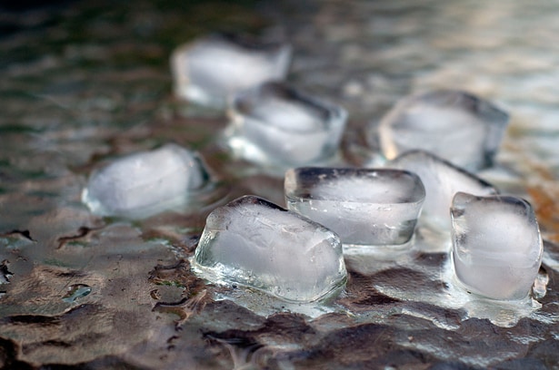 固体が液体になる際に周囲から熱を吸収する氷は代表的な相転移物質（PCM）