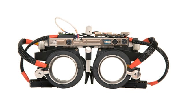 使用者が見ている対象を認識し、レンズの焦点距離を自動で調整するハイテク老眼鏡「AutoFocals」