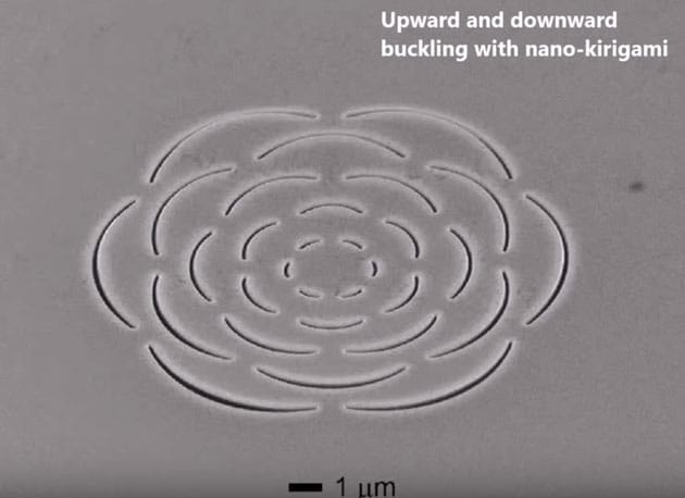 集束イオンビームを金属箔に照射して作成した、ナノスケールのパターン。自然界ではありえない振る舞いを電磁波にさせることが可能になる。