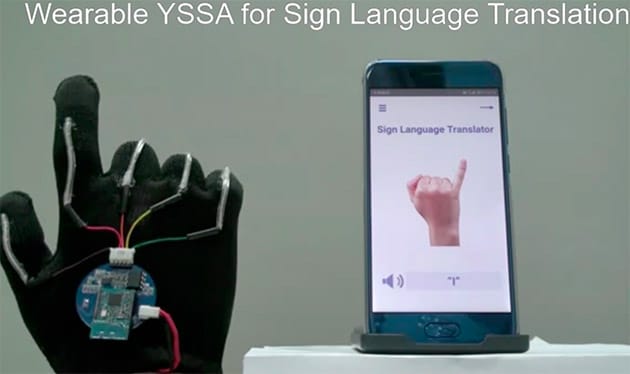 UCLAが開発した、手袋型の手話→音声変換デバイス。