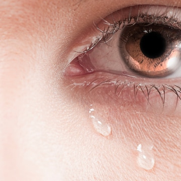人間の眼では涙に含まれる油層が、乾燥を防いでいる。これをインクジェットノズルに利用。