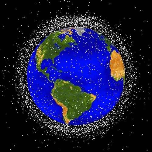 現在、衛星軌道上を多数のデブリが周回しており、大きな危険となっている。