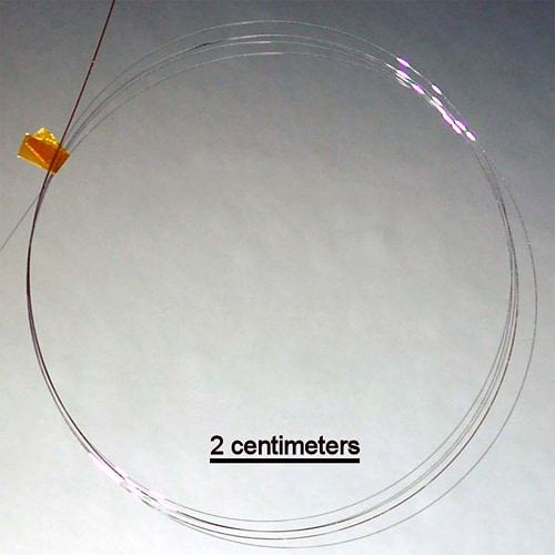 試作されたシリコンベースの光ファイバー。太陽電池としての機能を備えながら、髪の毛よりも細い。