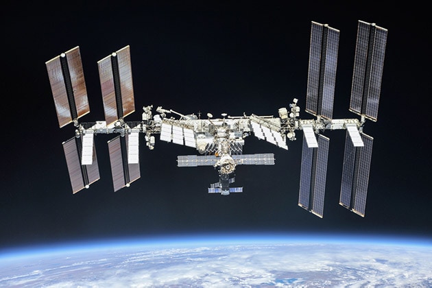 アメリカ、ロシア、ヨーロッパ、日本、カナダなどの国々が協力して建設した国際宇宙ステーション（ISS）