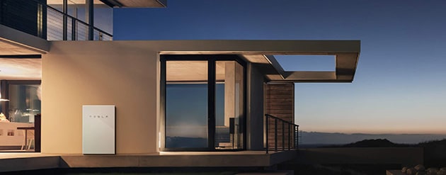Teslaの提案する家庭用の蓄電池とパワーコンディショナー（壁に取り付けた白い箱）