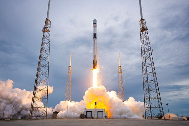 スペースXはNASAとパートナーシップを結び、国際宇宙ステーション（ISS）への貨物補給ミッションを実施している