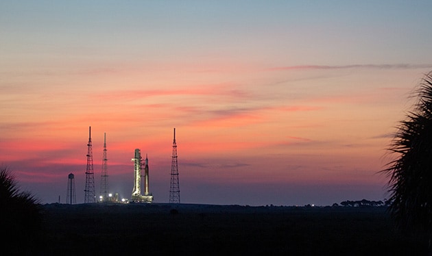 2022年8月17日、ケネディ宇宙センターの発射台に到着したスペース ローンチ システム (SLS) ロケット。先端にはオライオン宇宙船を搭載している