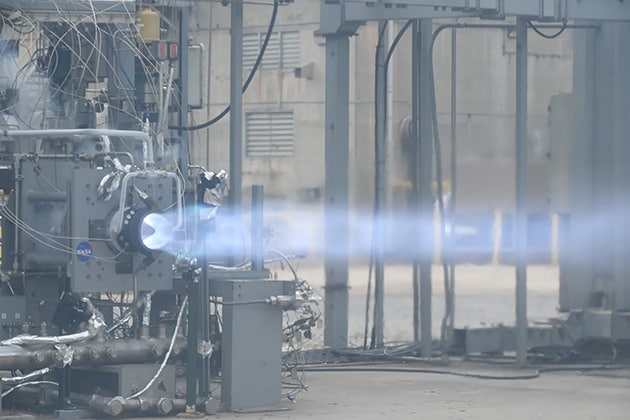 NASAが開発中のデトネーション・エンジンのひとつ「回転デトネーション・エンジン」の燃焼試験の様子