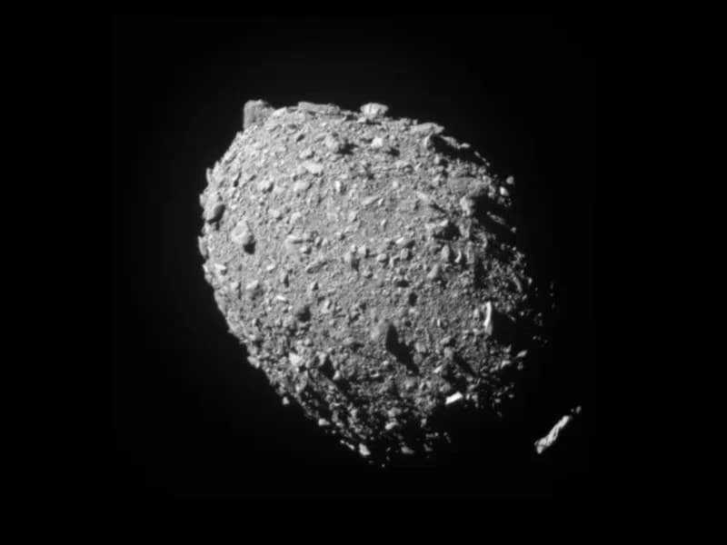 NASAの探査機「ダート」が、衝突寸前に撮影した、小惑星「ディモルフォス」