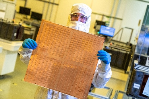 Intelがガラス基盤を用いた半導体パッケージの研究開発ラインを設置（試作したガラス基板）