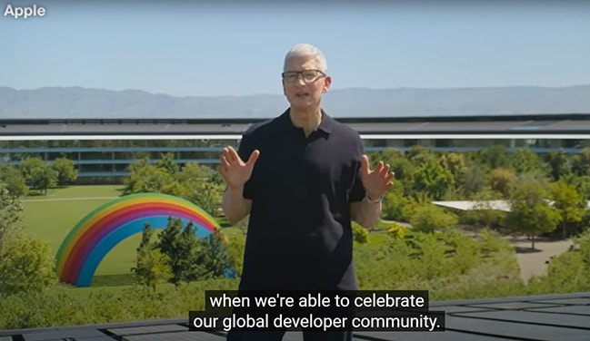 Apple本社の屋根の上でプレゼンするTim Cook CEO