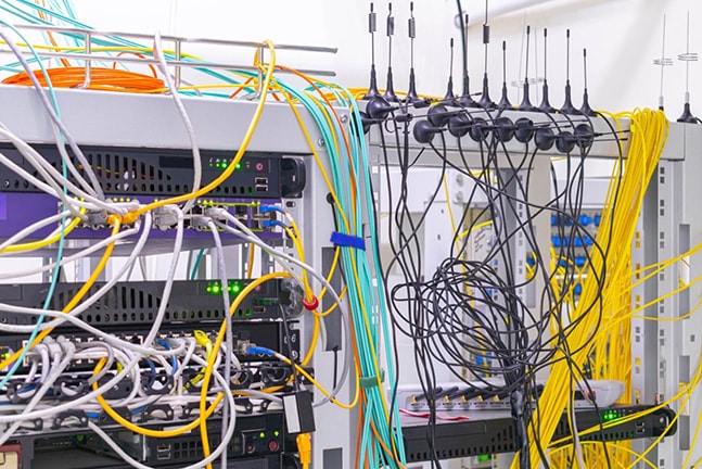 これまでの半導体チップでは、同じスペースに電源線と信号線が大量かつ複雑に混在していた