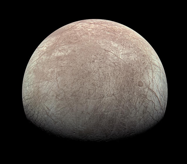 2022年に、NASAの木星探査機「ジュノー」が撮影したエウロパ