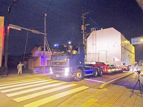 種子島の南種子町の街中を陸送される、H-IIBロケット5号機のコア機体