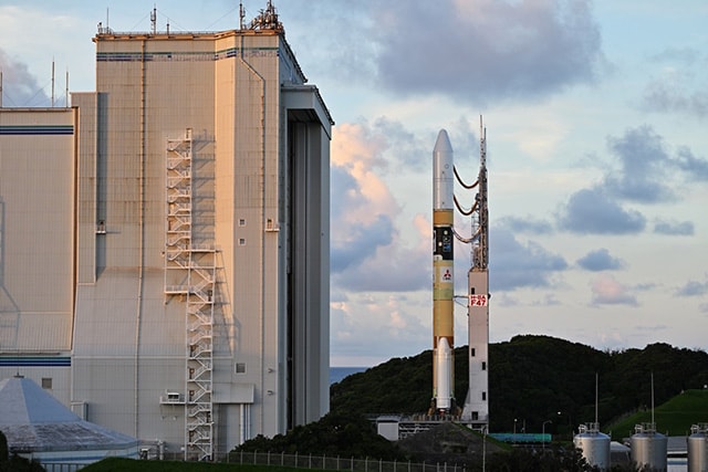 VABから射点へ向けて移動するH-IIAロケット47号機