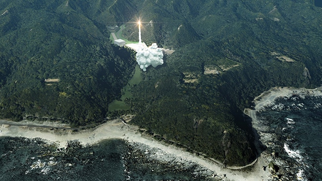 上空から見たスペースポート紀伊と、打ち上げられるカイロス・ロケット