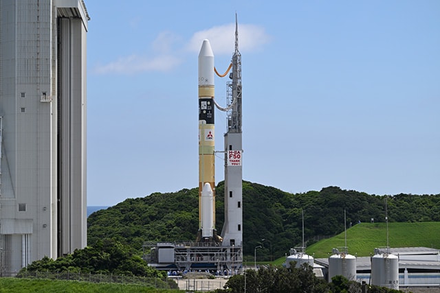 組立棟から姿を現したH-IIAロケット50号機