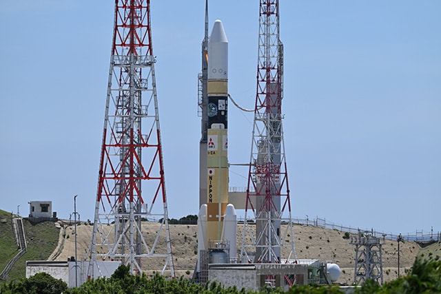 射点に立つH-IIAロケット50号機